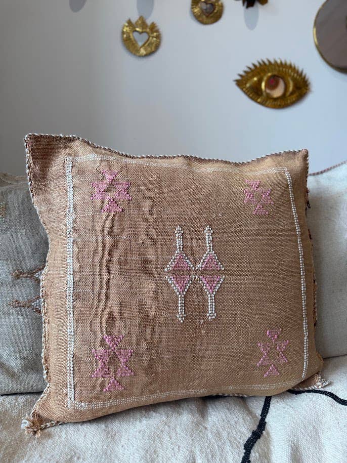 Cactus Silk (Kaktusfiber) kuddfodral - mörk sand med rosa och vita detaljer50 x 50  cm