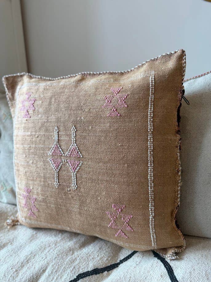 Cactus Silk (Kaktusfiber) kuddfodral - mörk sand med rosa och vita detaljer50 x 50  cm