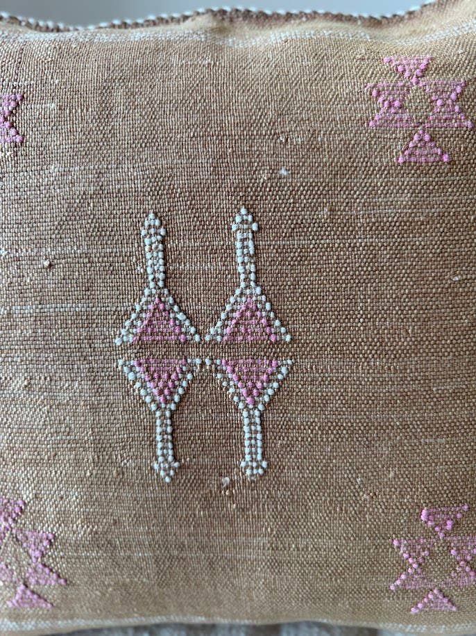 Cactus Silk (Kaktusfiber) kuddfodral - mörk sand med rosa och vita detaljer50 x 50  cm