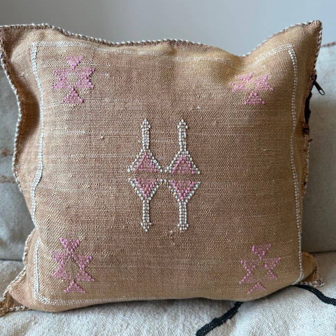 Cactus Silk (Kaktusfiber) kuddfodral - mörk sand med rosa och vita detaljer50 x 50  cm