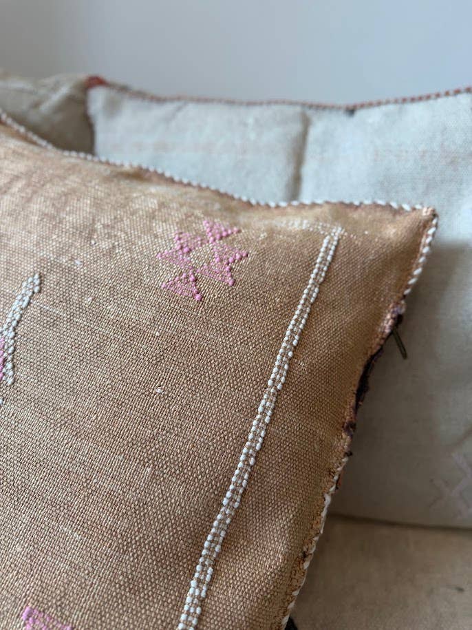 Cactus Silk (Kaktusfiber) kuddfodral - mörk sand med rosa och vita detaljer50 x 50  cm