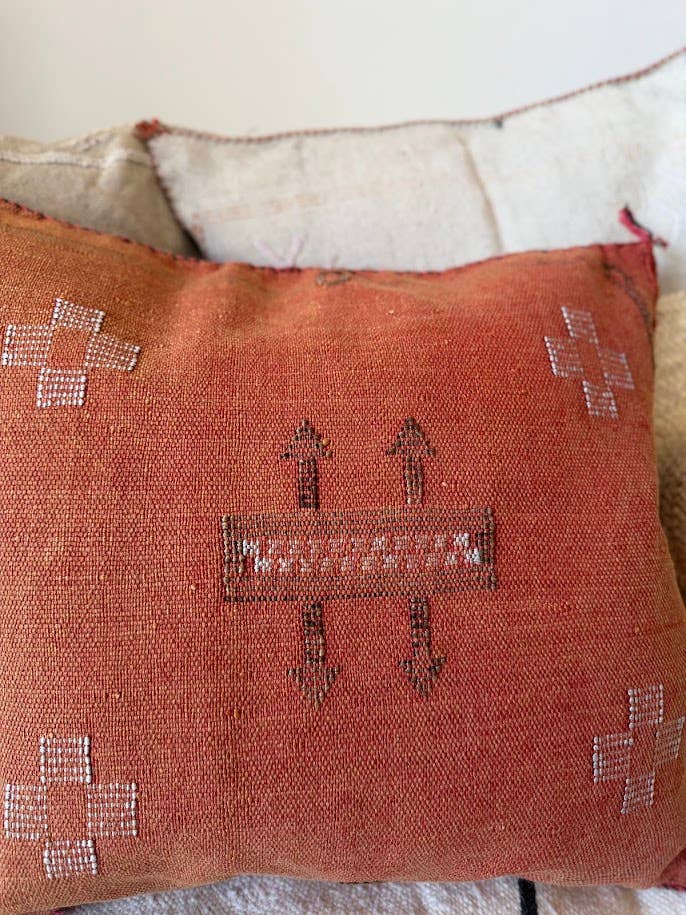 Cactus Silk (Kaktusfiber) kuddfodral - Terracotta med bruna detaljer 50 x 50 cm