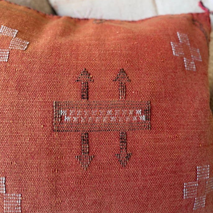 Cactus Silk (Kaktusfiber) kuddfodral - Terracotta med bruna detaljer 50 x 50 cm