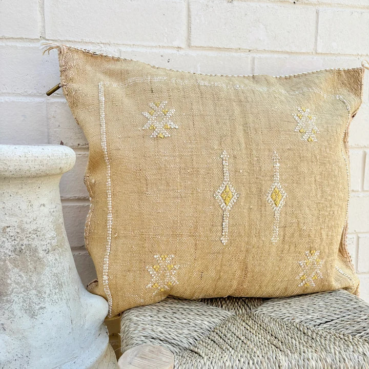 Moroccan Cactus Silk (Kaktusfiber) kuddfodral 50 x 50 cm - tvättad gul med vita detaljer