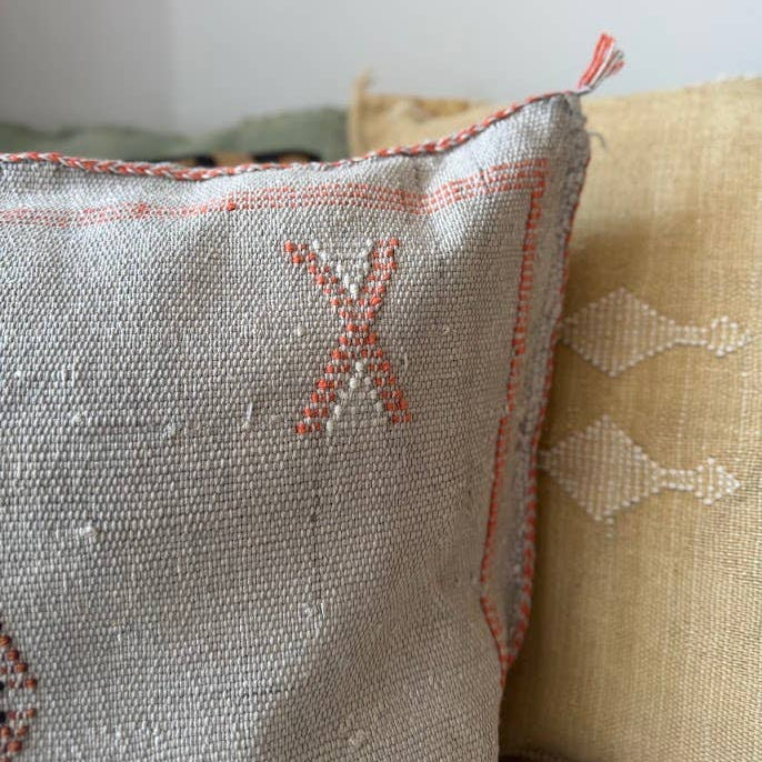 Cactus Silk kuddfodral - Grå med orange och svarta detaljer 50 x 50 cm