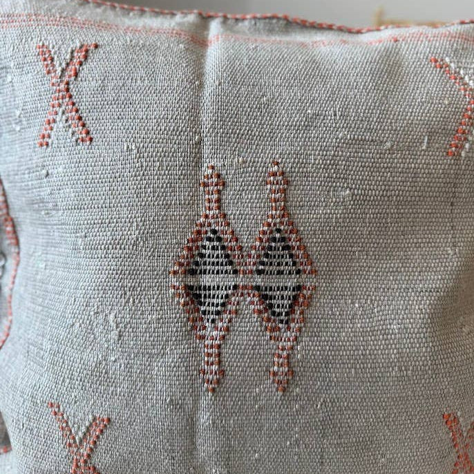 Cactus Silk kuddfodral - Grå med orange och svarta detaljer 50 x 50 cm