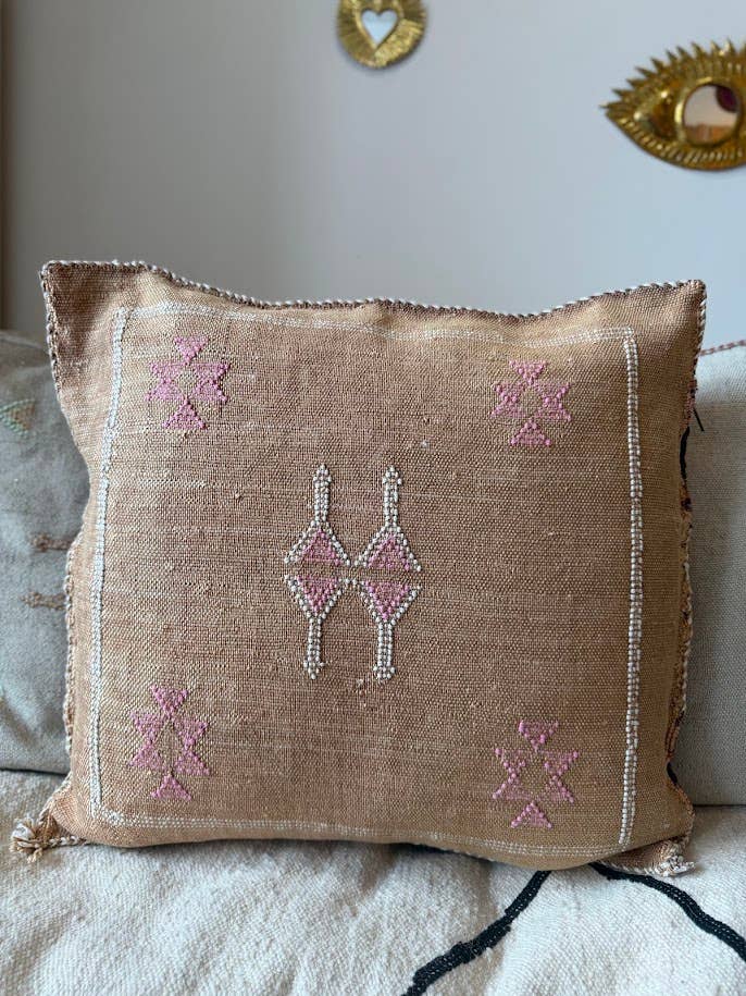 Cactus Silk (Kaktusfiber) kuddfodral - mörk sand med rosa och vita detaljer50 x 50  cm