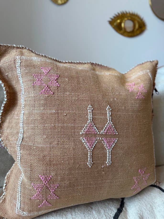 Cactus Silk (Kaktusfiber) kuddfodral - mörk sand med rosa och vita detaljer50 x 50  cm