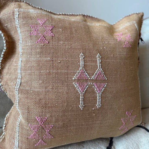 Cactus Silk (Kaktusfiber) kuddfodral - mörk sand med rosa och vita detaljer50 x 50  cm
