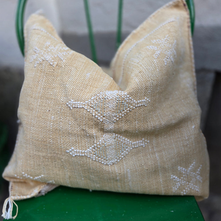 Moroccan Cactus Silk (Kaktusfiber) kuddfodral 50 x 50 cm - tvättad gul med vita och ljusblåa detaljer